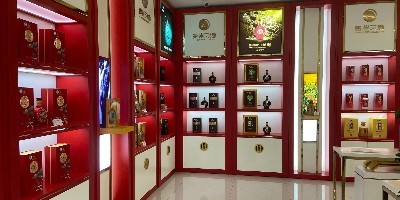 怎样定做和安装酒水展示柜？